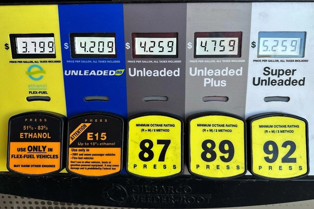 Los índices de vivienda y gasolina contribuyeron a "más de la mitad" del aumento mensual. En la imagen, una gasolinera en Riverwoods, Illinois, el 1 de abril de 2024. Foto Ap