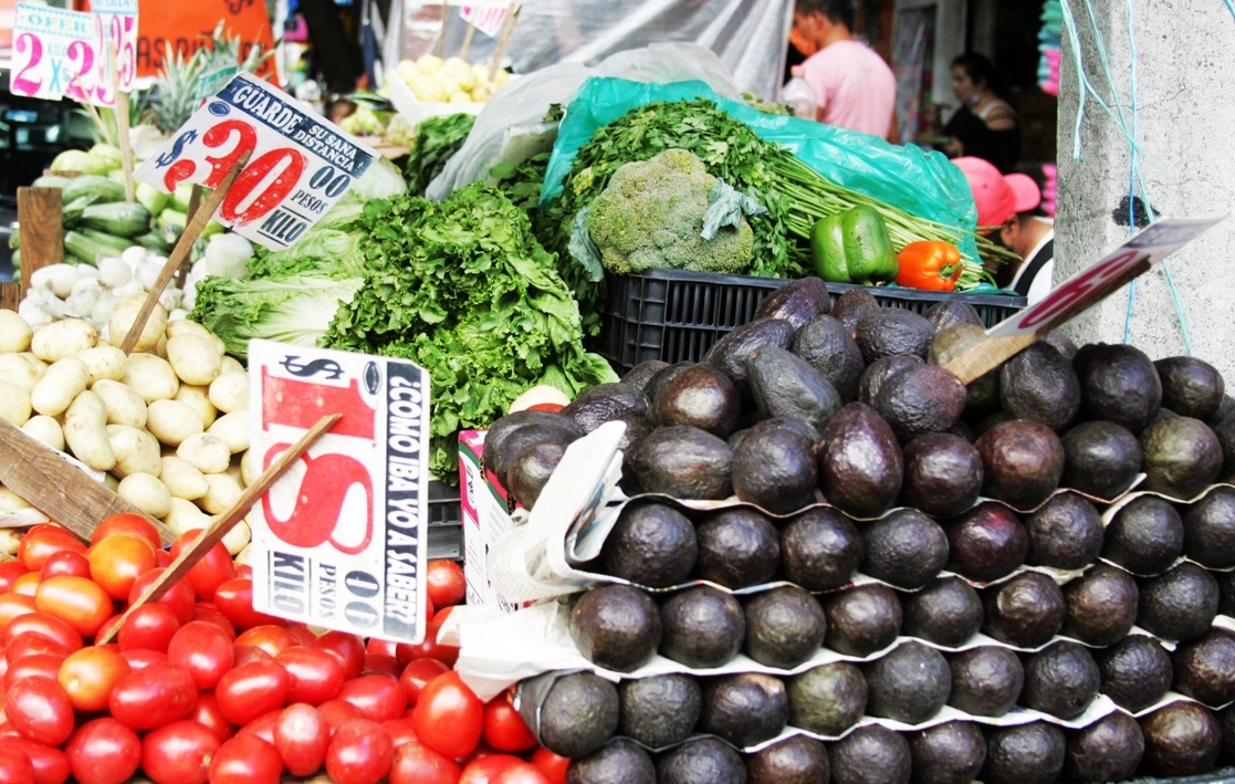 Venta de verduras en un local de la Ciudad de México, en imagen de septiembre pasado. Foto Roberto García Rivas