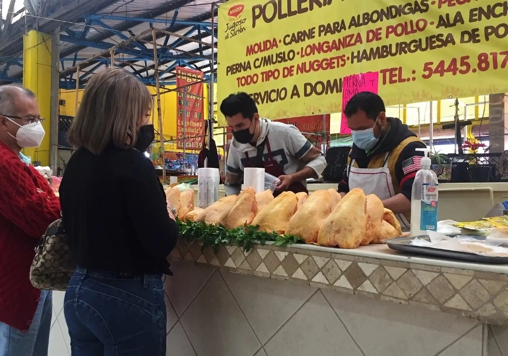 México registró una inflación anual en marzo de 4.42%, impulsada por el incremento de precios del pollo, transporte aéreo, gasolina, vivienda, loncherías y servicios turísticos en paquete. Foto Cristina Rodríguez / Archivo