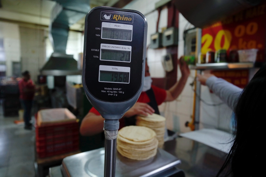 Por productos, la cebolla registró un aumento quincenal de 37.66 por ciento; loncherías, fondas, torterías y taquerías, 0.73 por ciento; tortilla de maíz, 1.56; otros alimentos cocinados, 1.41. Foto Cristina Rodríguez / Archivo