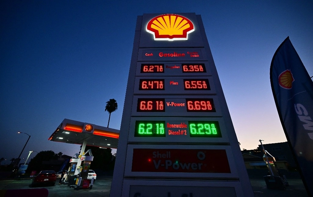 La variación al alza de la inflación se explica por aumentos en los precios de vivienda, gasolina y pasajes de avión. La imagen, de 2023, en Alhambra, California. Foto Afp