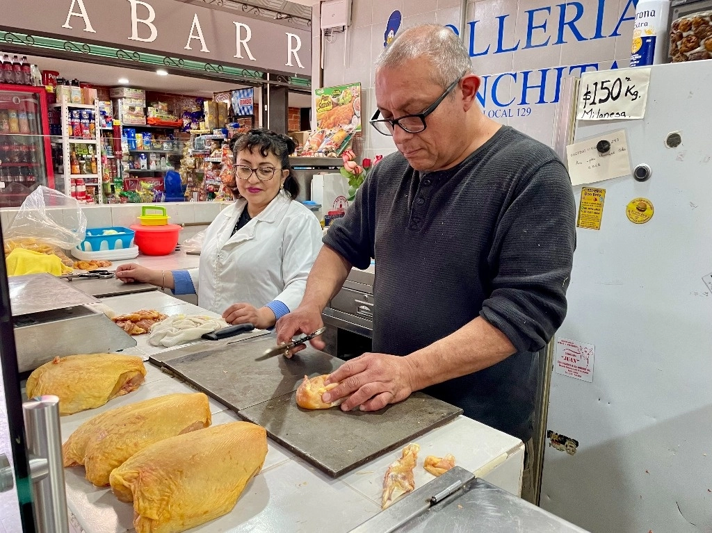 Venta de pollo en un local del mercado La Moderna, en la Ciudad de México, el 10 de enero de 2024. Foto Roberto García Ortiz