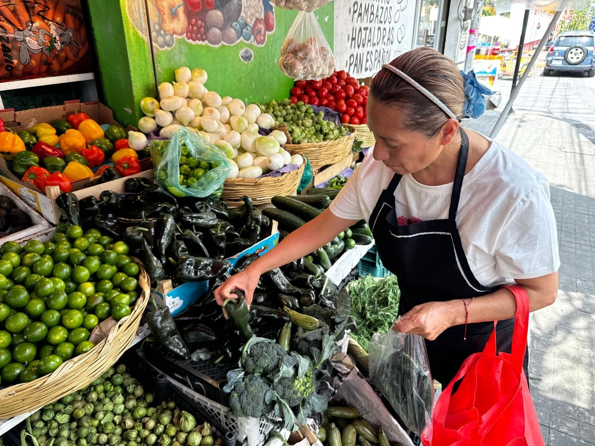 Venta de verduras en un comercio de la Ciudad de México, en imagen de archivo. Foto 