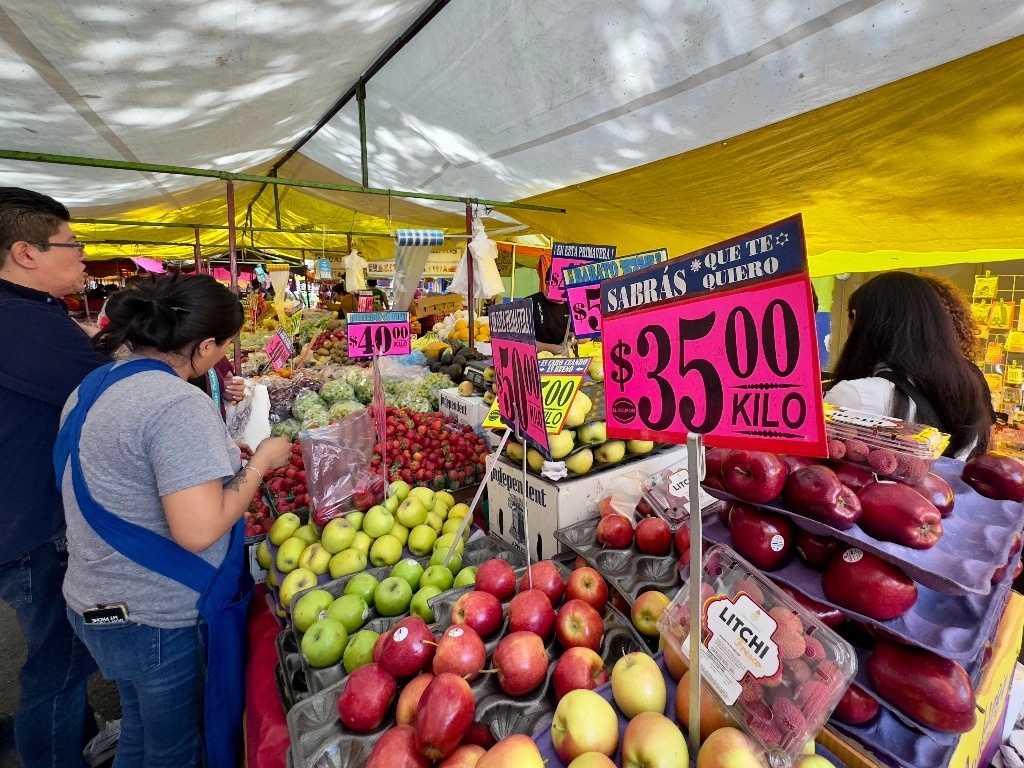Venta de frutas en un mercado de la Ciudad de México, el 14 de julio de 2024. Foto Roberto García Ortiz