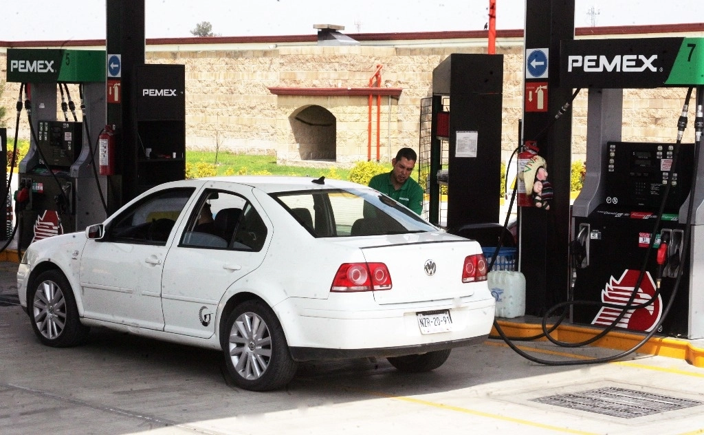 Los precios de la gasolina disminuyeron ligeramente, a pesar de la reducción del subsidio. Foto Roberto García / Archivo