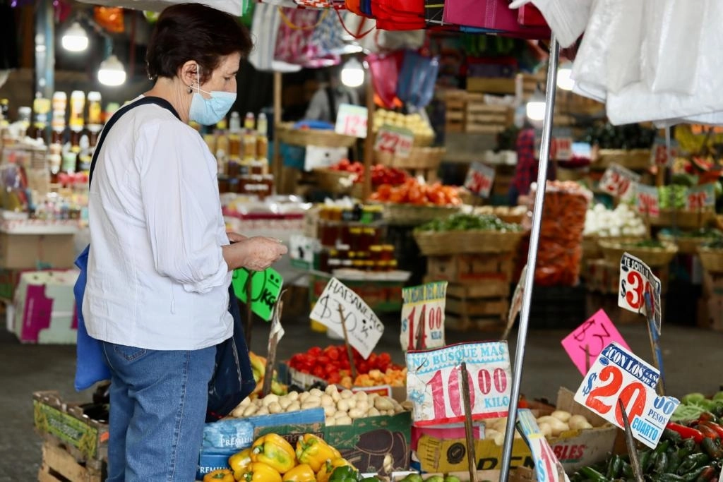 Venta de productos de la canasta básica en el mercado de Jamaica, en la alcaldía Venustiano Carranza, Ciudad de México, ayer. Foto Roberto García Ortiz