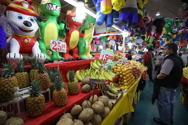 Venta de frutas y verduras en un local de la Merced, en la Ciudad de México, en mayo de 2022. Foto Yazmín Ortega Cortés