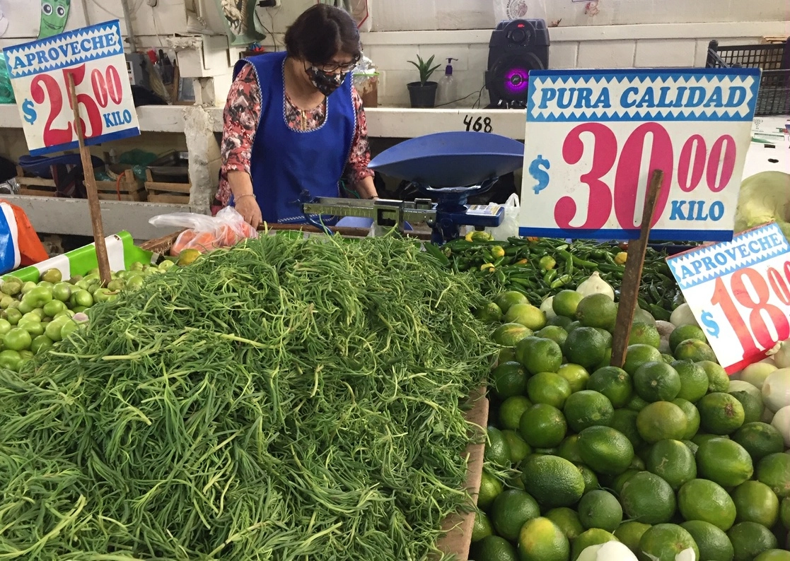 Frutas y verduras en el mercado Martínez de la Torre, en la alcaldía Cuauhtémoc, Ciudad de México. Foto Guillermo Sologuren 