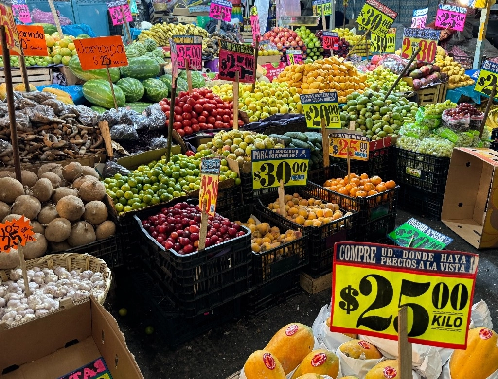 Venta de frutas y verduras en el mercado de Jamaica, el 10 de julio de 2024. Foto Roberto García Ortiz
