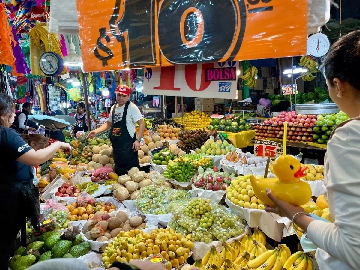 Venta de frutas en un local del mercado de Jamaica, en imagen de archivo. Foto 