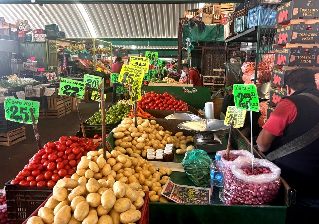 Venta de verduras en un local de la Central de Abasto, en la Ciudad de México, el 15 de diciembre de 2024. Foto María Luisa Severiano