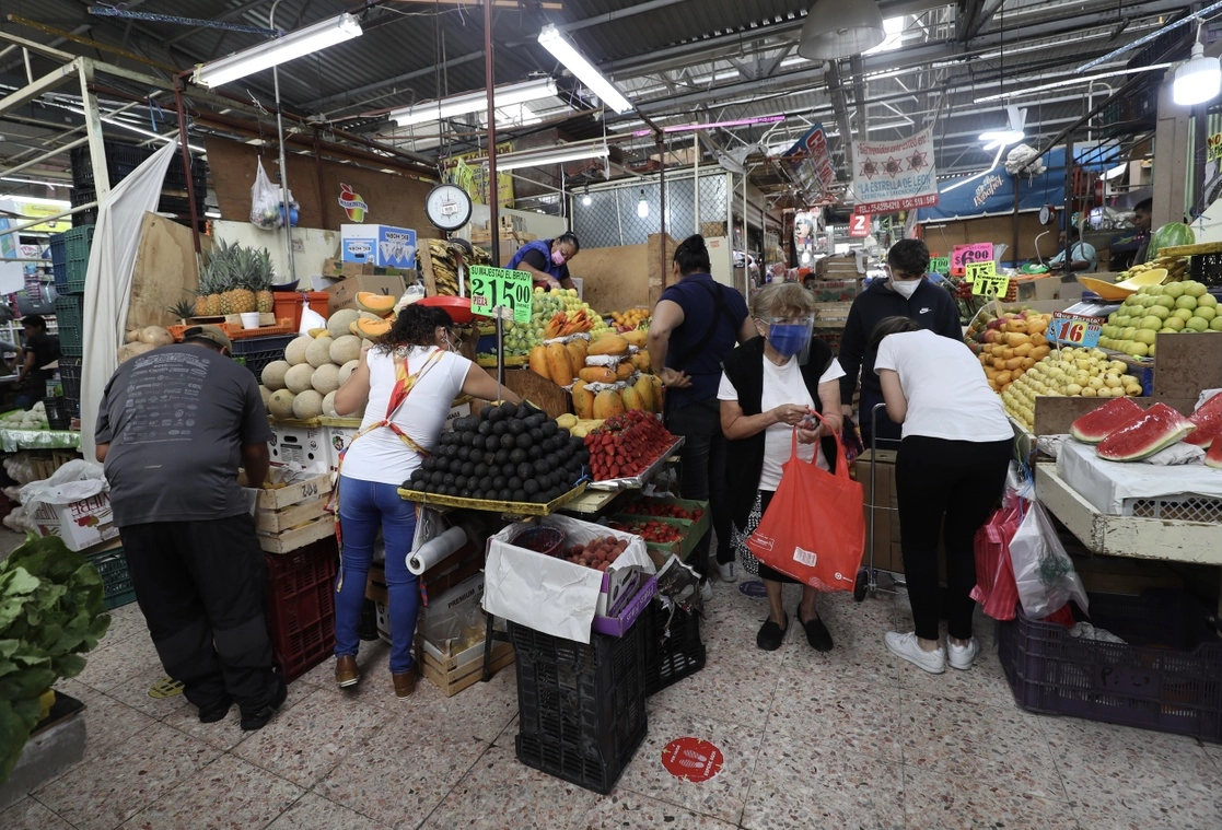 Venta de comestibles en el mercado Medellín en la colonia Roma, en la Ciudad de México. Foto Yazmín Ortega Cortés / Archivo
