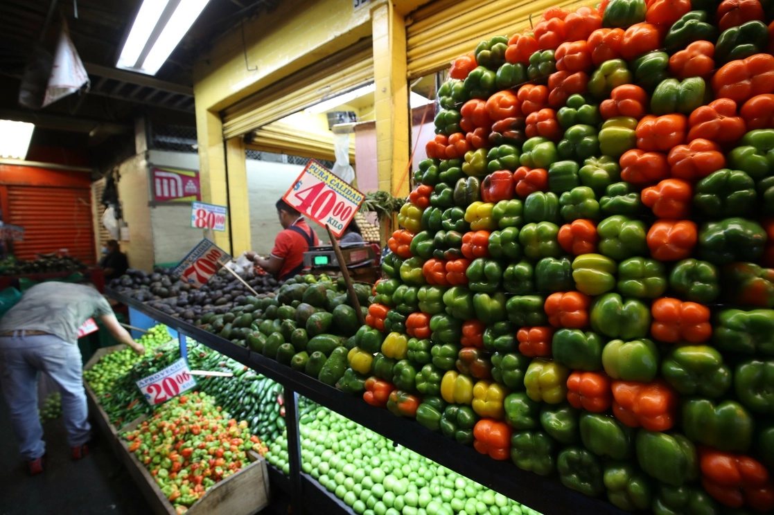 Venta de verduras y frutas en un local del mercado de la Merced, en imagen de archivo. Foto Yazmín Ortega Cortés