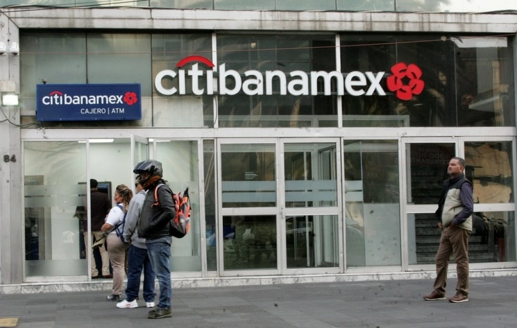 Clientes en sucursal de Citibanamex. Foto Roberto García Rivas
