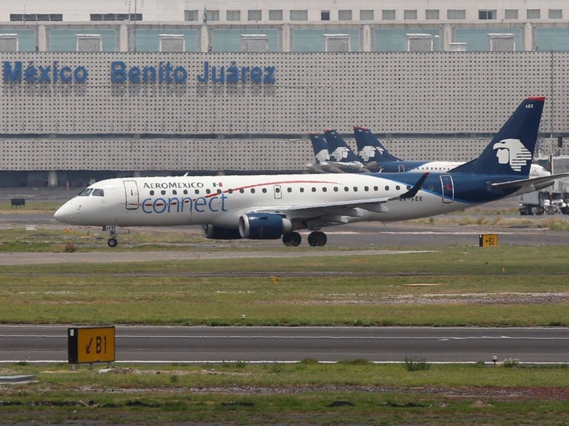 La aeronave de Aeroméxico en la que viajó López Obrador fue sanitizada. Foto Guillermo Sologuren / Archivo