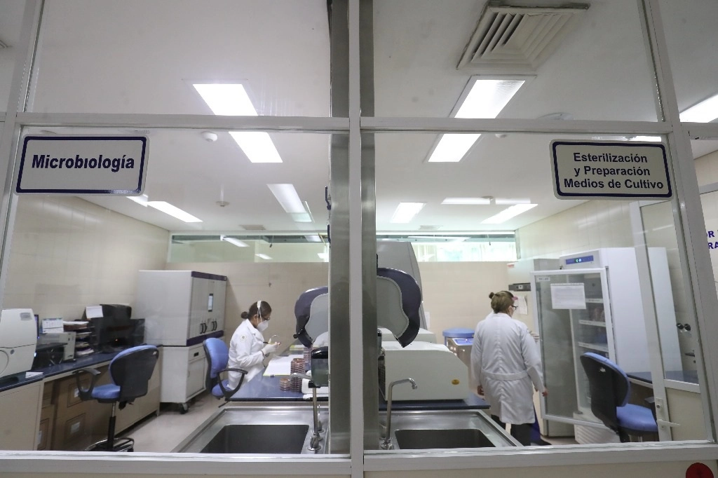 Personal de Sanidad Naval en el laboratorio del Centro Medico Naval de la Ciudad de Mexico, trabajan en  pruebas de Covid-19, en imagen del 29 de septiembre de 2020. Foto Luis Castillo 