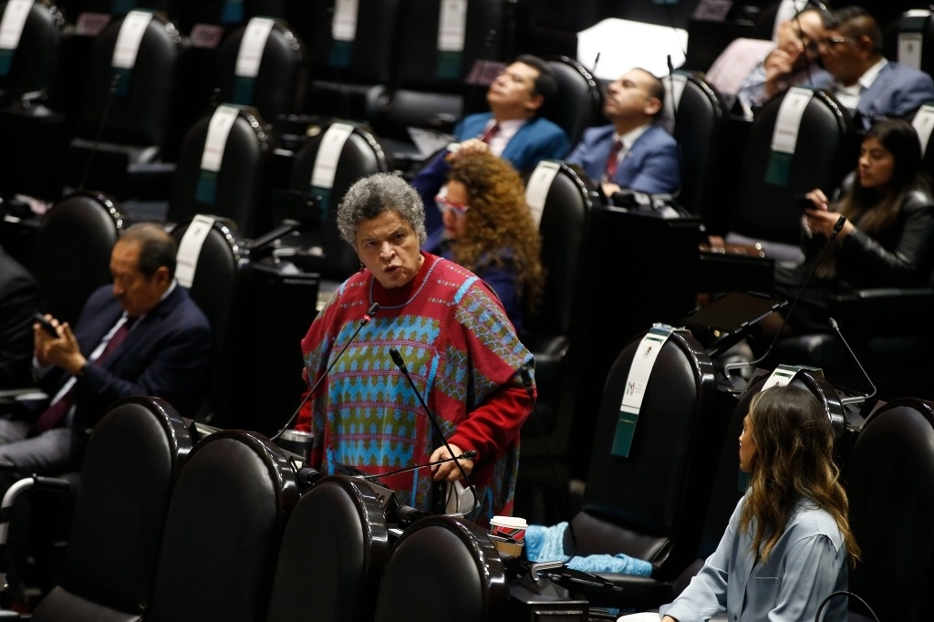 Sesión plenaria de la Comisión Permanente en la Cámara de diputados, agenda política con temas de interés para los legisladores, en la foto la senadora del PRI Beatriz Paredes. Foto José Antonio López