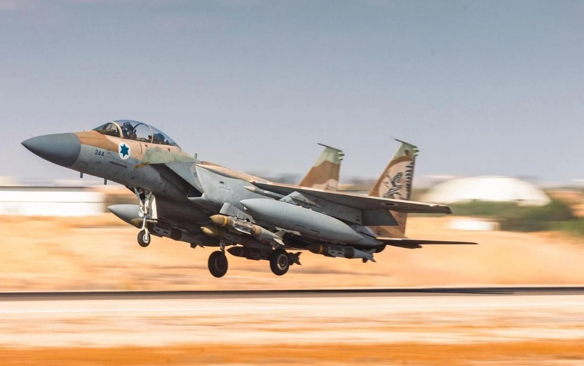 Avión de combate de Israel despega de un puerto militar al norte de la franja de Gaza. Foto 