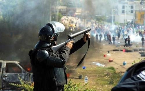 El 19 de junio de 2016 las policías federal y estatal desalojaron a padres de familia y maestros de la sección 22 que bloqueaban la carretera Huajuapan de León-Oaxaca, a la altura de Nochixtlán. Los maestros y papás protestaban por la reforma educativa. Foto archivo 