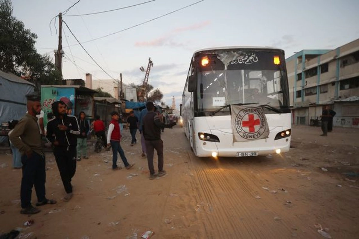Un autobús de la Cruz Roja Internacional se dirige hacia el este de la Franja de Gaza previo a la liberación de los rehenes israelíes retenidos por Hamas. Foto 