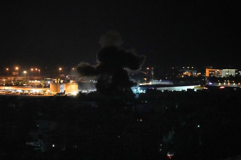 Columnas de humo se levantan al sur de Líbano tras ataques aéreos de Israel, el 28 de septiembre de 2024. Foto Ap