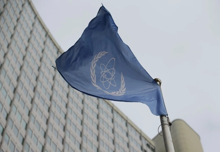 La bandera de la Agencia Internacional de Energía Atómica ondea frente a su sede durante una reunión de la Junta de Gobernadores de la OIEA en Viena, Austria. Foto Ap