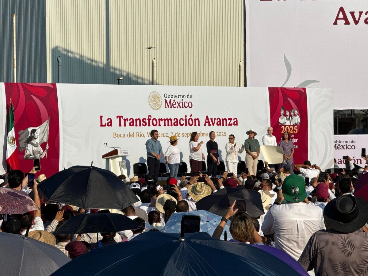 Claudia Sheinbaum, resaltó la importancia de estos productos para las mujeres y hombres dedicados al campo y por ello el interés de su gobierno en el impulso al sector petroquímico de Pemex.

