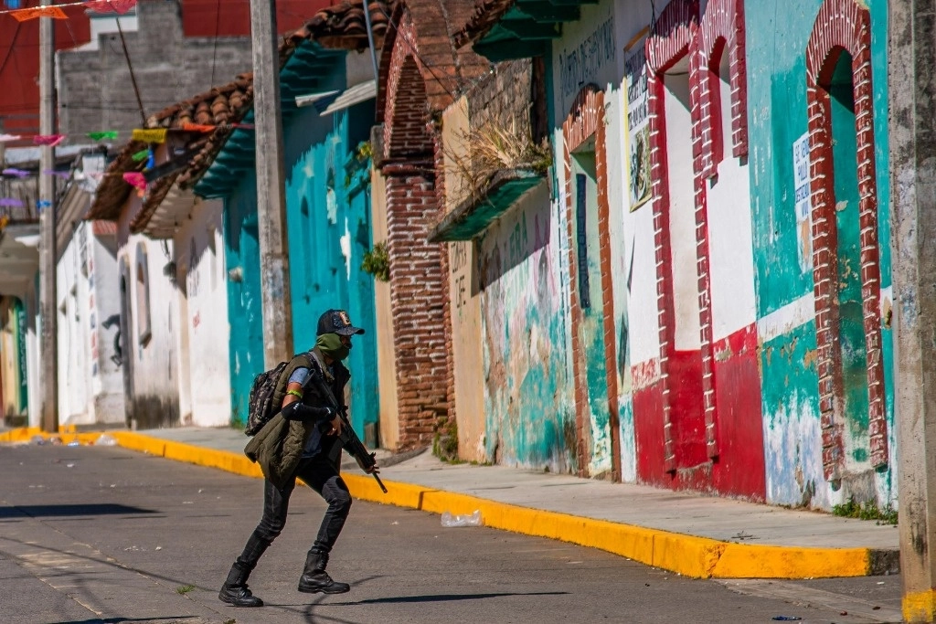 Autodefensas denominada Los Machetes en la cabecera municipal de Pantelhó, Chiapas. Foto Cuartoscuro