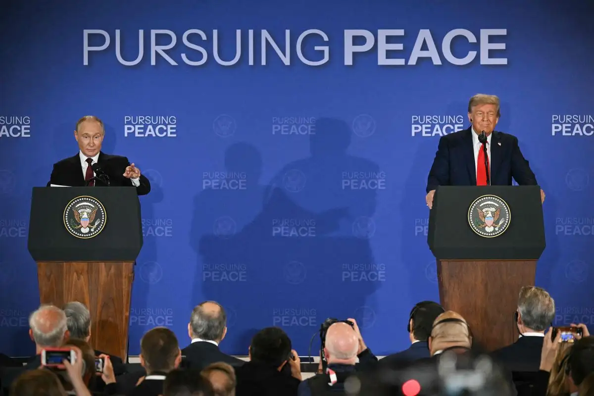 El presidente de EU, Donald Trump y el mandatario ruso, Vladimir Putin durante conferencia de prensa en Anchorage, Alaska, el 15 de agosto de 2025. Foto 