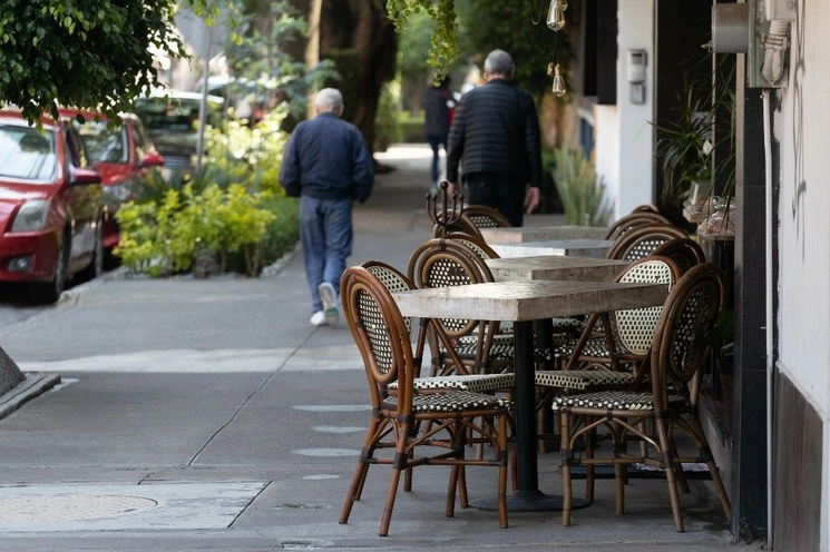 Mesas colocadas en el exterior de un restaurante de la calle Heriberto Frías se encuentran vacías durante la "nueva normalidad", en la alcaldía Benito Juárez, Ciudad de México. Foto Pablo Ramos