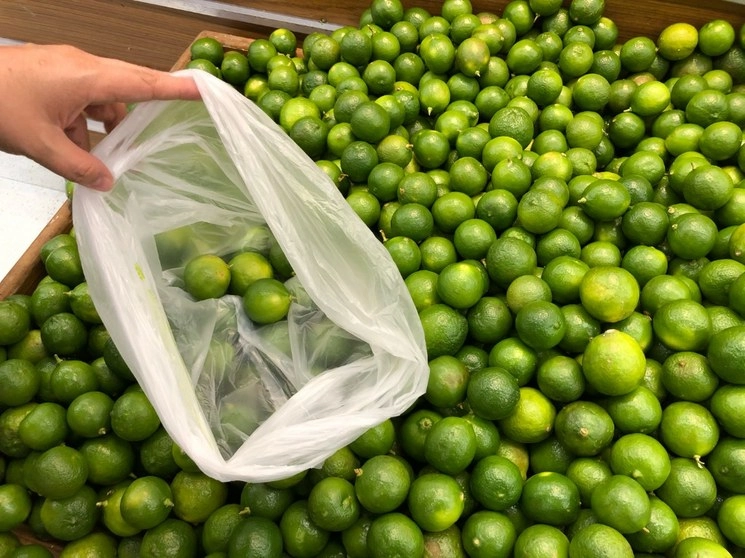 En el área de verduras de los supermercados aún hay bolsas para la venta de los productos. Foto Víctor Camacho