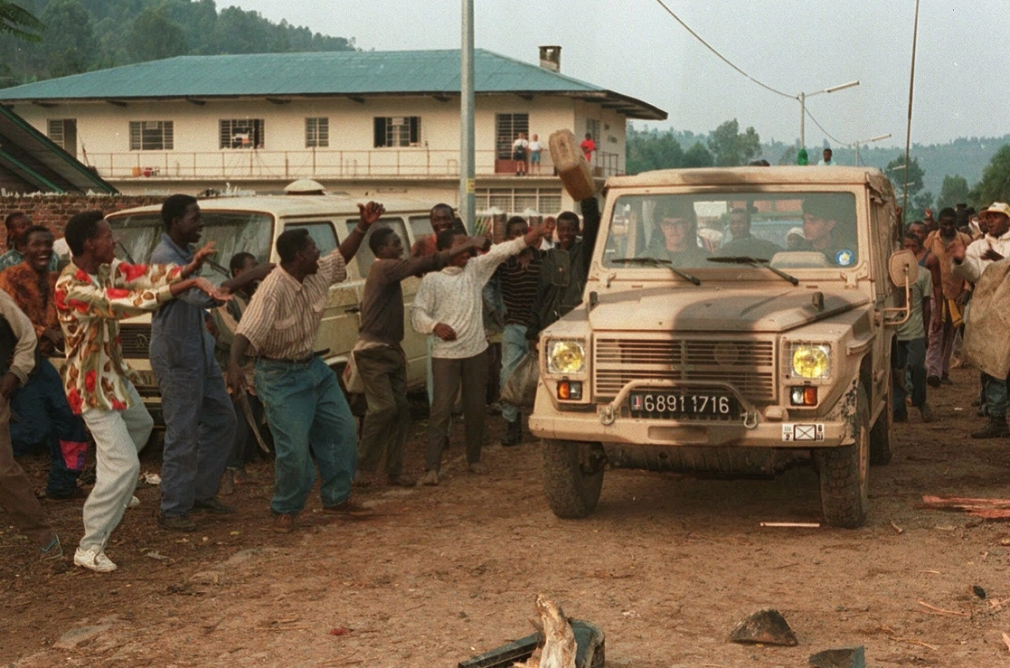 El 21 de agosto de 1994, ruandeses Hutus despiden a tropas francesas en Cyangugu, al suroeste del país africano. Foto Ap/Archivo