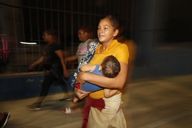 La política de Trump contra la migración separó a menores de sus padres. En la imagen, una mujer se suma a la caravana que partirá de rumbo a EU. Foto Ap