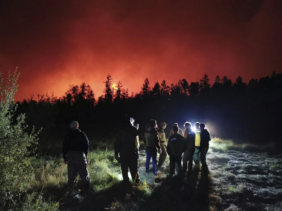 Bomberos y voluntarios en un incendio forestal registrado en Yakutsk, al este de Siberia, el 7 de agosto pasado. Foto Ap 