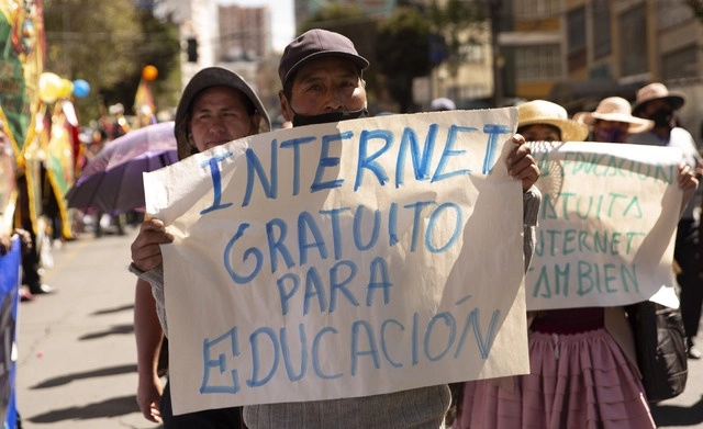 En La Paz, Bolivia, durante una marcha para pedir al gobierno Internet gratuito y acceso a computadoras para tomar clases en línea, en imagen de ayer. Foto Ap