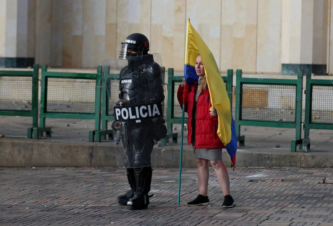 Durante las protestas del 9 y 10 de septiembre de 2020 en Bogotá y Soacha, la policía “reaccionó de una forma desproporcionada, ilegal y apartada del principio de humanidad”, señala el informe. Foto Ap