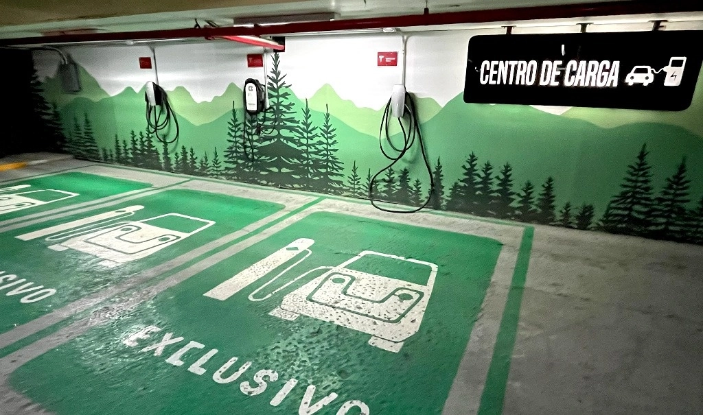 Los puntos de carga para vehículos eléctricos van incrementando de manera paulatina en México, aunque a un ritmo menor en comparación con la demanda de autos impulsados por esta tecnología. Foto La Jornada