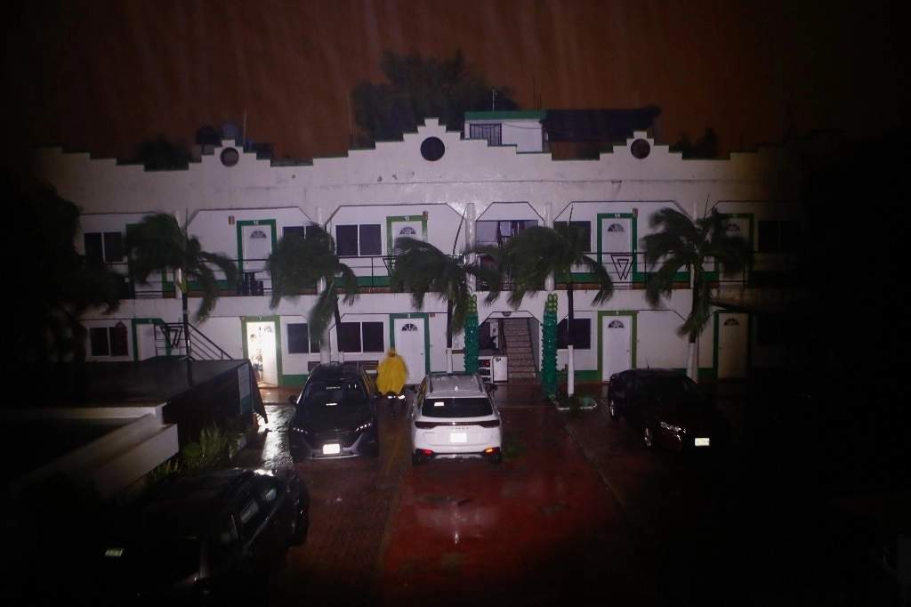 El huracán 'Beryl' tocó tierra la madrugada de este viernes en la ciudad de Tulum, Quintana Roo. El paso del meteoro dejó varios árboles caídos, el 5 de julio de 2024. Foto Víctor Camacho