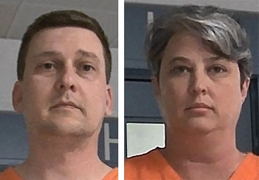 Jonathan Toebbe, de 43 años, se declaró culpable ante un juez federal, más de cuatro meses después de ser detenido junto a su esposa Diana Toebbe.Foto Afp