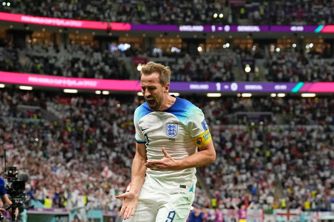Harry Kane celebra su anotación ante Senegal, en los octavos de final del Mundial de Qatar 2022, en el estadio Al Bayt en Al Khor. Foto Ap