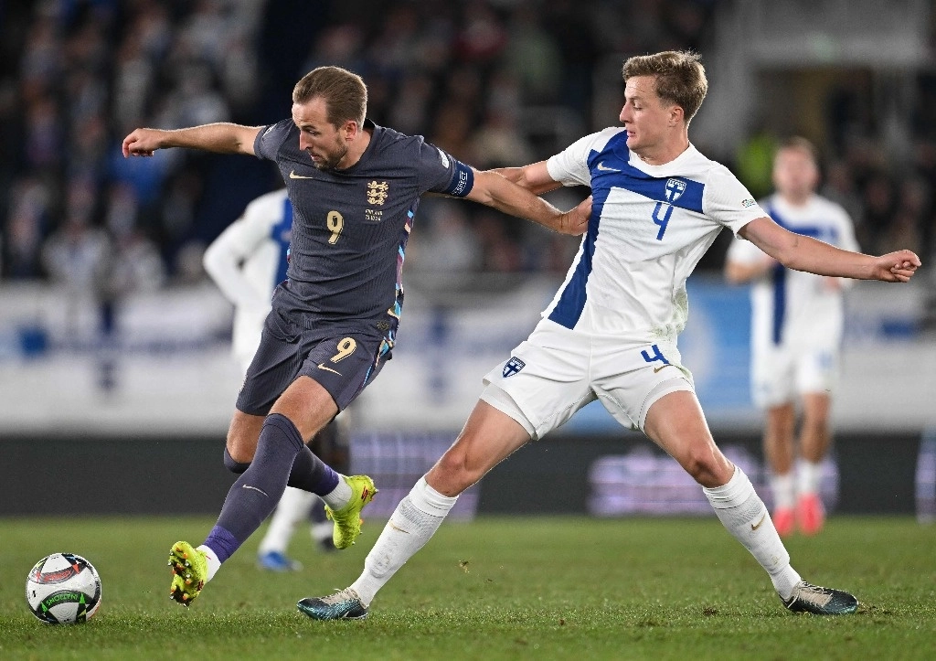 Harry Kane de Inglaterra y Robert Ivanov de Finlandia pelean el balón en la cancha del estadio Olímpico de Helsinki, en la cuarta fecha de la categoría B de la Liga de Naciones, el 13 de octubre de 2024. Foto Afp