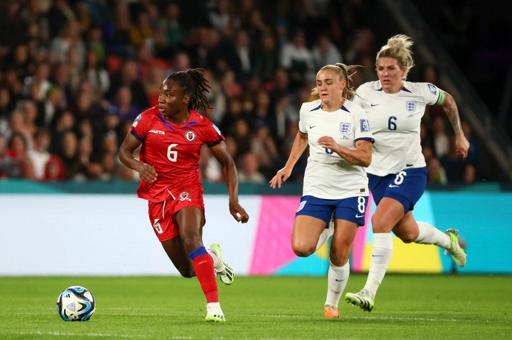 Melchie Dumonay de Haití,  Georgia Stanway y Millie Bright de Inglaterra durante el partido de fútbol de la Copa Mundial Femenina en Brisbane, Australia, el sábado 22 de julio de 2023. Foto Ap