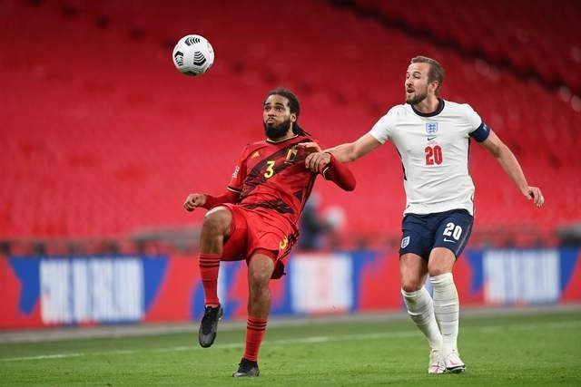 Jason Denayer de Bélgica y Harry Kane de Inglaterra compiten por el balón en el duelo jugado en el estadio de Wembley. Foto Afp