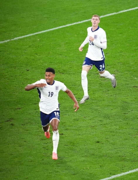 Con el tiempo casi agotado, Ollie Watkins encontró en el último minuto la respuesta para sacudir las redes y llevar a Los Tres Leones a la final del torneo. Foto Tomada de X @Mercado_Ingles