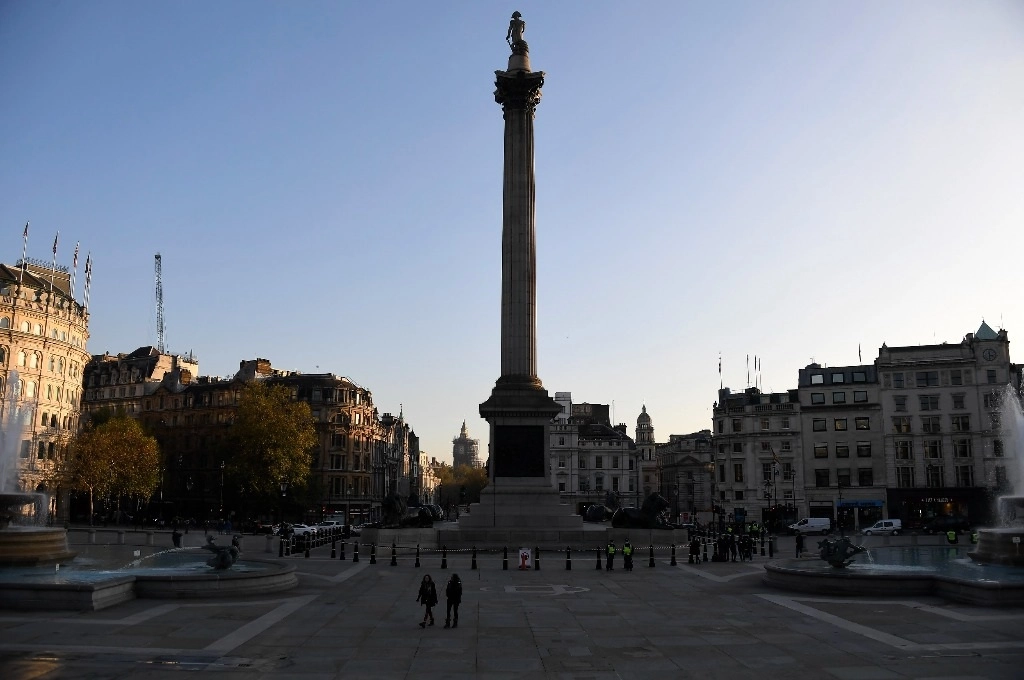 Trafalgar Square luce vacía antes de ‘The Million Mask March’, un evento anual descrito como una marca “contra la austeridad, la violación de los derechos, los crímenes de guerra” y otros, realizada el mismo día en que entra en vigor el segundo confinamiento en Gran Bretaña, el 5 de noviembre de 2020. Foto Ap
