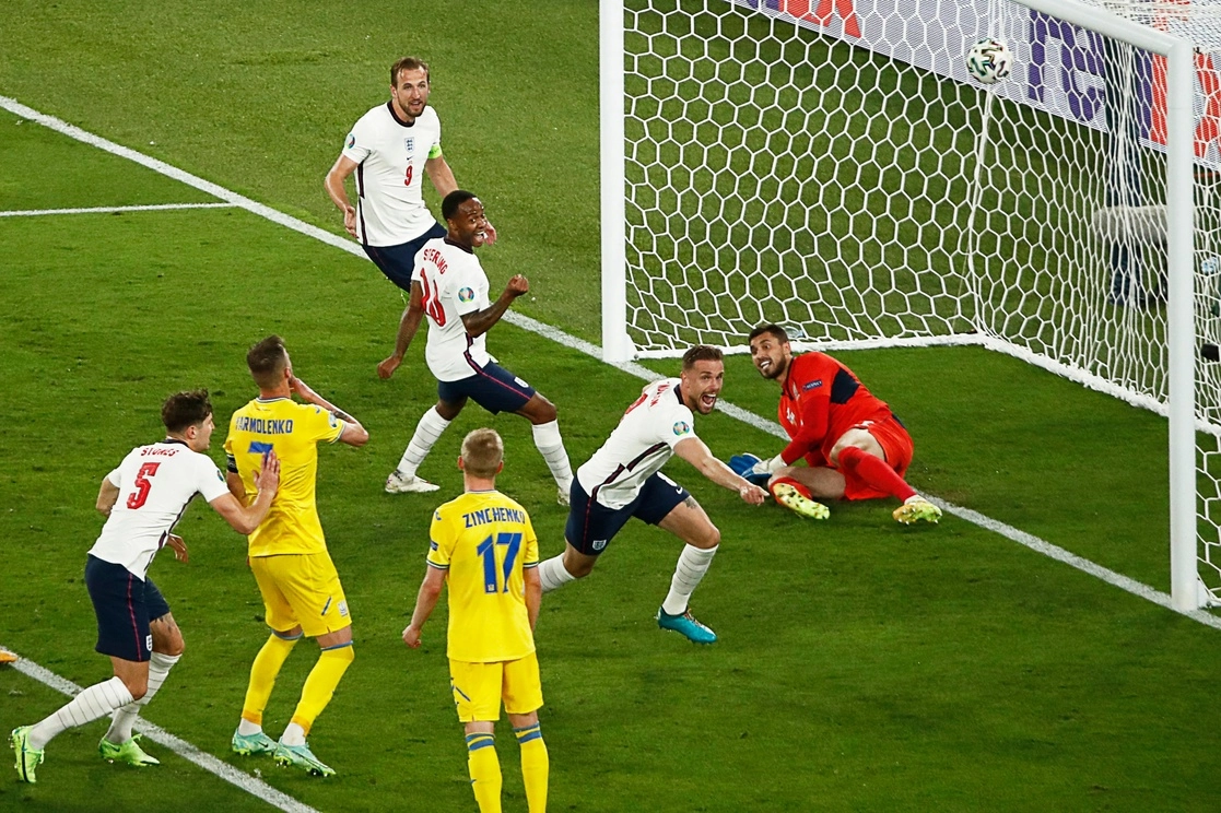 Jordan Henderson de Inglaterra anota el cuarto gol de su selección ante Ucrania, en los cuartos de final de la Eurocopa. Foto Afp