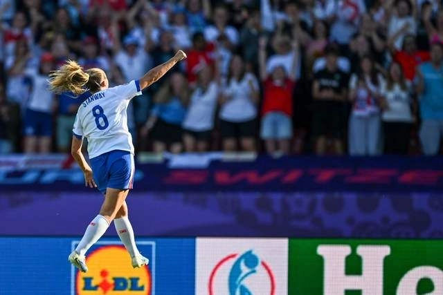 La futbolista de la selección inglesa Georgia Stanway celebra su anotación durante el encuentro. Foto 