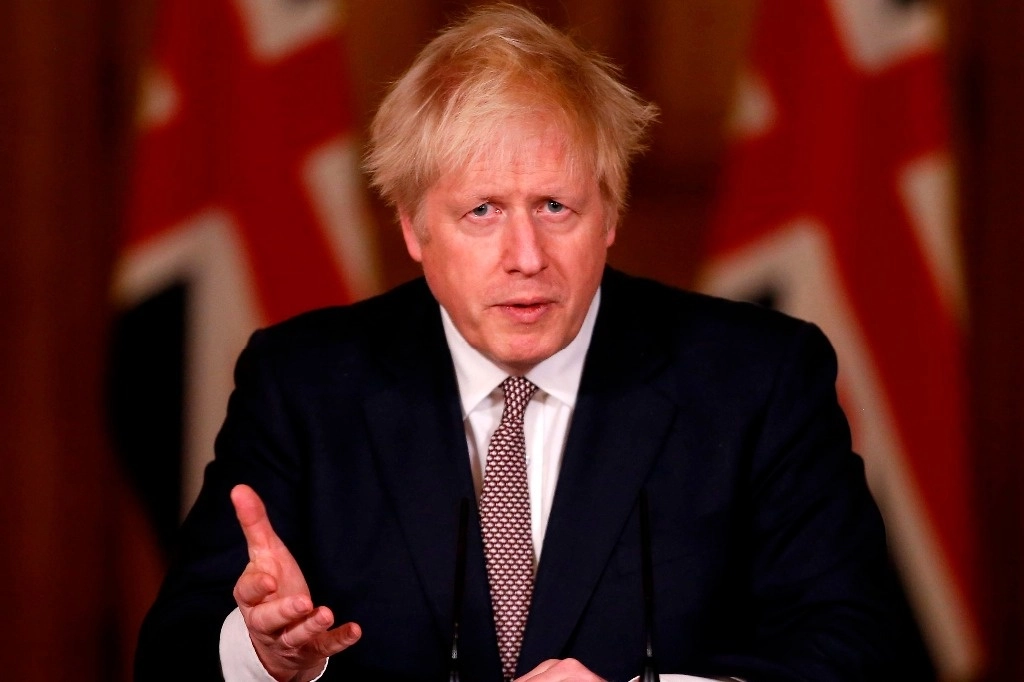 El primer ministro inglés, Boris Johnson, insistió en el respeto a las restricciones para mitigar la propagación del coronavirus durante una conferencia virtual. Foto Afp
