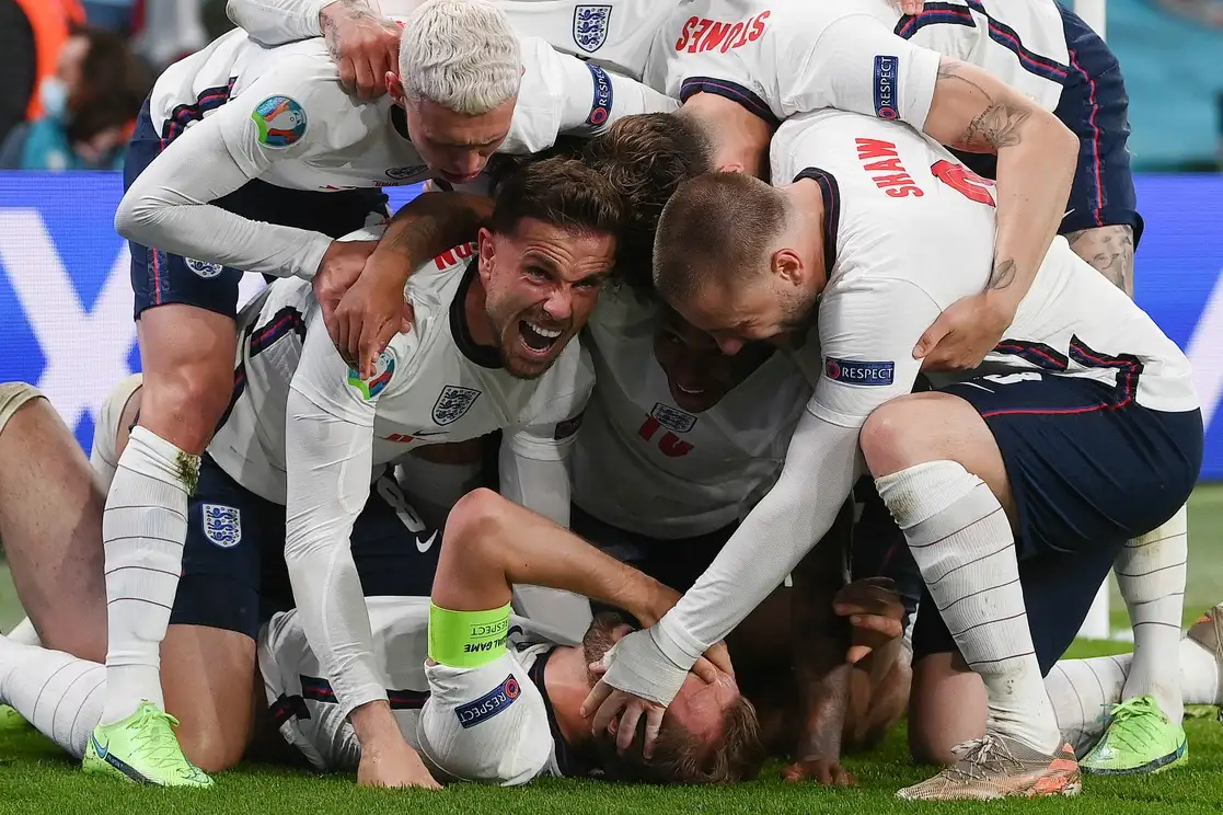 El equipo celebra el gol de la victoria anotado por el capitán Harry Kane. Los ingleses llevaban 25 años sin jugar una semifinal y ayer consiguieron el pase por el cetro. Foto Afp