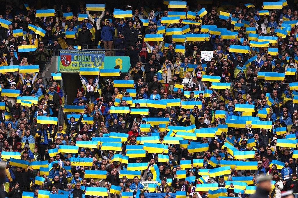En el duelo ante Inglaterra, aficionados ucranios llenaron las gradas del Wembley con banderas de su nación. Foto Ap 